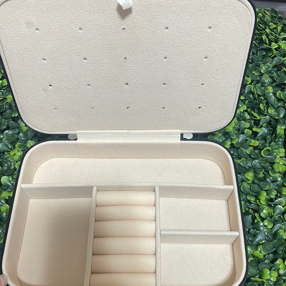 🎉❤️ NEW Grace Black Jewelry Travel Zip Closure Case Gifts - Picture 6 of 6